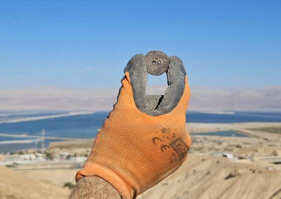 Moedas de Antíoco Epifânio IV encontradas na escavação