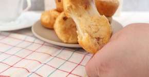Receita de pão de queijo com bacon leva apenas 4 ingredientes