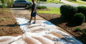 Lei que prevê multa para quem for flagrado lavando a calçada com água potável é aprovada