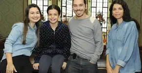 Professor dedica parte da aula às libras pra incluir aluna surda