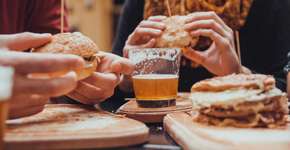 Comer fora com cupons de desconto gera economia anual de R$ 3.000