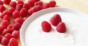 Iogurte grego caseiro: a receita rápida de 2 ingredientes