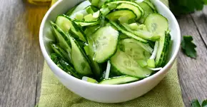 Salada de pepino com hortelã e coentro