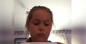 Esta garotinha tentou usar um absorvente em um tutorial de beleza