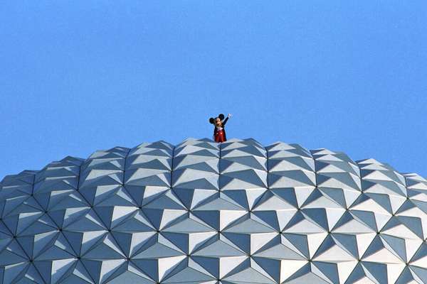Mickey Mouse no topo doa Spaceship Earth, em 1993