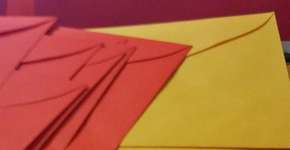 Mulher espalha 150 cartas para receber boas notícias de estranhos