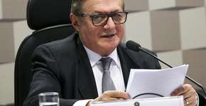 MEC perde tempo com hino e esquece de enviar livros a escolas