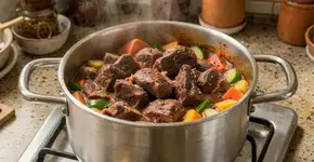Como cozinhar carne para que fique macia rapidamente e sem desperdiçar gás