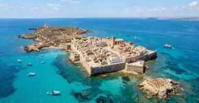 A menor ilha habitada da Espanha: um paraíso natural com uma vila murada, praias de águas turquesa e trilhas para caminhadas