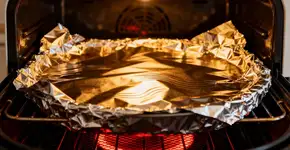 O truque do papel alumínio na air fryer me aliviou a dor de cabeça de limpar ela