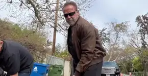 Schwarzenegger causa problema ao tapar um buraco de rua por conta própria