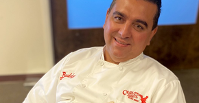 Buddy Valastro, o Cake Boss mostra como está sua mão após acidente