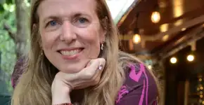 “Ler é antídoto contra as redes sociais”, afirma criadora de Pilar e os Detetives do Prédio Azul