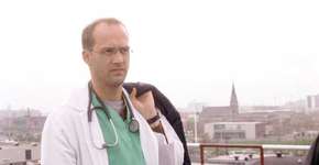 Anthony Edwards revela ter sido molestado aos 14 anos por mentor