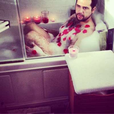 Os homens aparentam estar imitando algumas poses de mulheres nas fotografias (Imagem: Reprodução/BoredPanda)