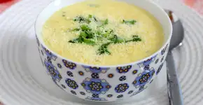 Sopa cremosa de mandioquinha com cream cheese