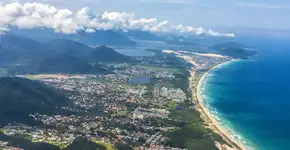 Cidade tem qualidade de vida invejável e moradores conseguem surfar de manhã, trabalhar de tarde e jantar em vila colonial
