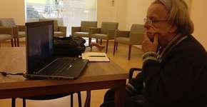 Site conecta jovens a idosos solitários para trocar experiências