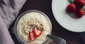 Descubra como fazer iogurte caseiro no micro-ondas em minutos