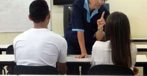 Professora se veste de faxineira para dar lição nos alunos