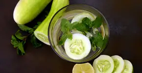 Salada de pepino com hortelã super refrescante e saudável