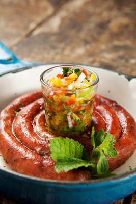 Linguiça de cordeiro ao vinagrete de hortelã. Foto: Rafael Lobo Zoltar