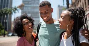 Iniciativa oferece curso gratuito de inglês para jovens negros