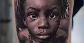 Tatuador começa a cobrir tatuagem com rosto de garoto