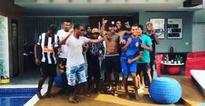 Nego do Borel faz churrasco na sua casa para ambulantes