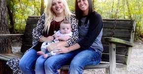 Casal de lésbicas divide gestação em procedimento inédito