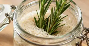 Para que serve colocar arroz com alecrim em um pote dentro de casa e por que todo mundo recomenda