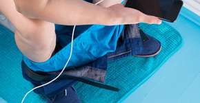 É isso que pode acontecer no corpo quando você usa celular no banheiro