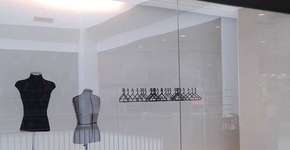 Loja vazia em shopping de SP recebe doações para instituição