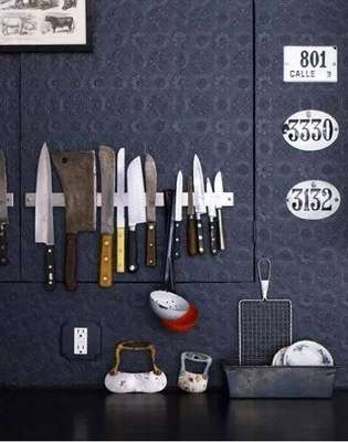 Facas organizadas com imãs.