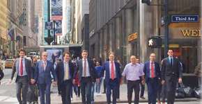 Protesto: homens andam de mãos dadas nas ruas da Holanda