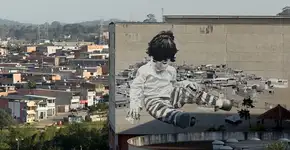 Usando fuligem, Alexandre Orion cria mural gigante de criança destruindo casas no Grajaú