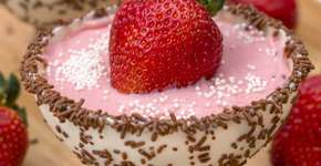 Taça comestível de chocolate com mousse fácil de morango