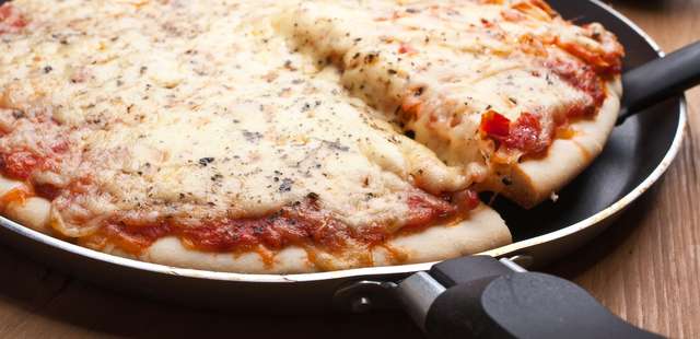 A pizza de frigideira com massa de 2 ingredientes que não precisa descansar