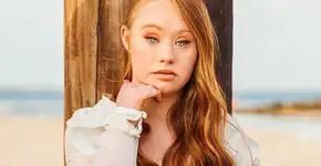 Modelo australiana com Down posa para novas fotos