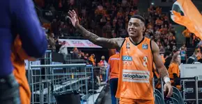 Jogador de basquete brasileiro é vítima de racismo na Espanha