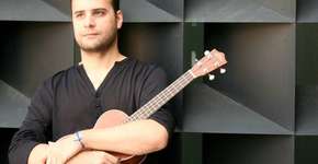 Paulo Carvalho se apresenta no palco do Sesc Pinheiros