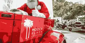 Papai Noel chega ao Mooca Plaza Shopping em carro aberto após um passeio pelas tradicionais ruas do Bairro da Mooca no dia 10 de novembro