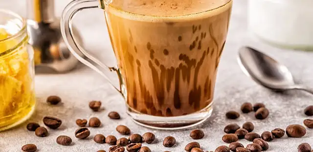 Faça um capuccino caseiro em 4 passos para começar o dia bem