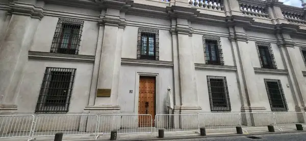 A porta da Rua Morandé 80