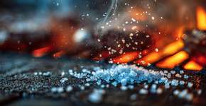 Por que você deve jogar sal nas brasas de uma churrasqueira e para que ele serve