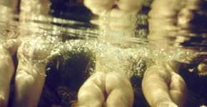 Fotógrafa faz ensaio delicado com mulheres nuas submersas