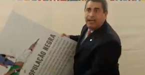 Deputado que quebrou placa contra racismo posta nova versão da charge