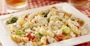 Salada de macarrão com atum que é tudo, menos sem graça