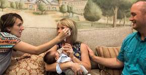 Após adoção, mãe biológica enxuga lágrima de mãe adotiva