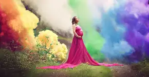 Após 6 tentativas, mãe comemora gravidez com chuva de arco íris